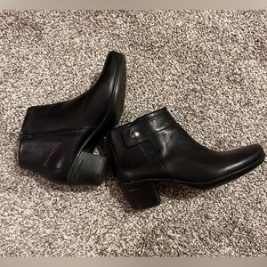 SALE Clarks Comfort Collection booties.